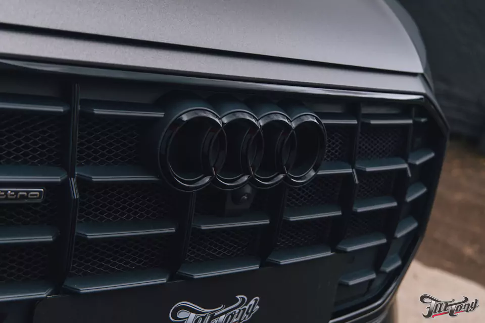 Оклеили Audi Q8 серым матовым полиуретаном, установили усиленные тормозные диски и колодки, окрасили суппорта, сделали антихром, произвели комплекс детейлинг-услуг